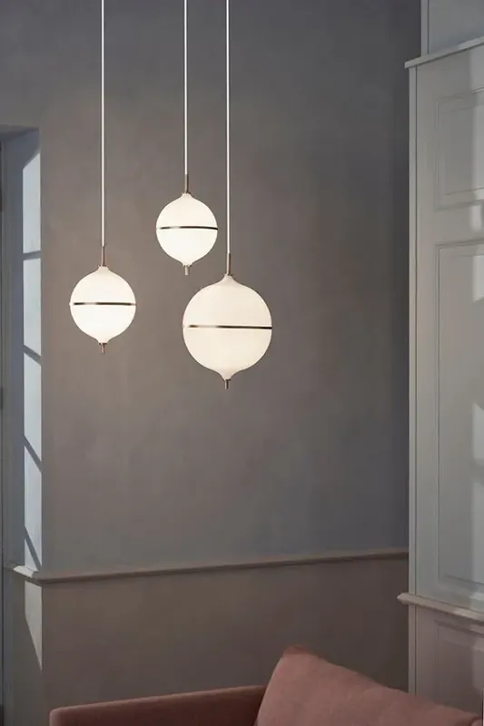Koop Online Eternal Moonlight hanglamp medium met witte kabel, opaal/messing